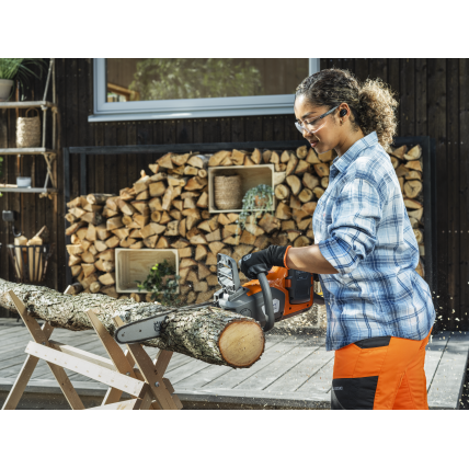 GRANDININIS PJŪKLAS akumuliatorinis Husqvarna 230i su akumuliatoriumi ir įkrovikliu